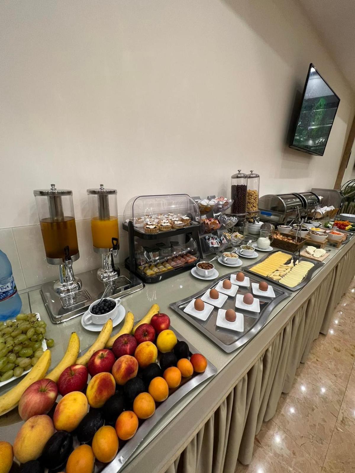 Ambassador Hotel Chişinău Esterno foto