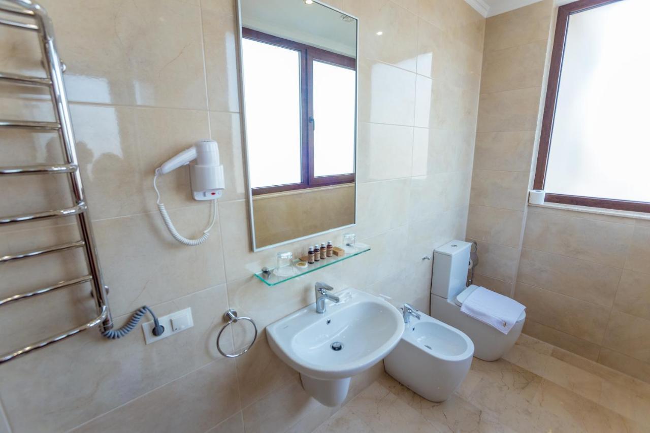 Ambassador Hotel Chişinău Esterno foto