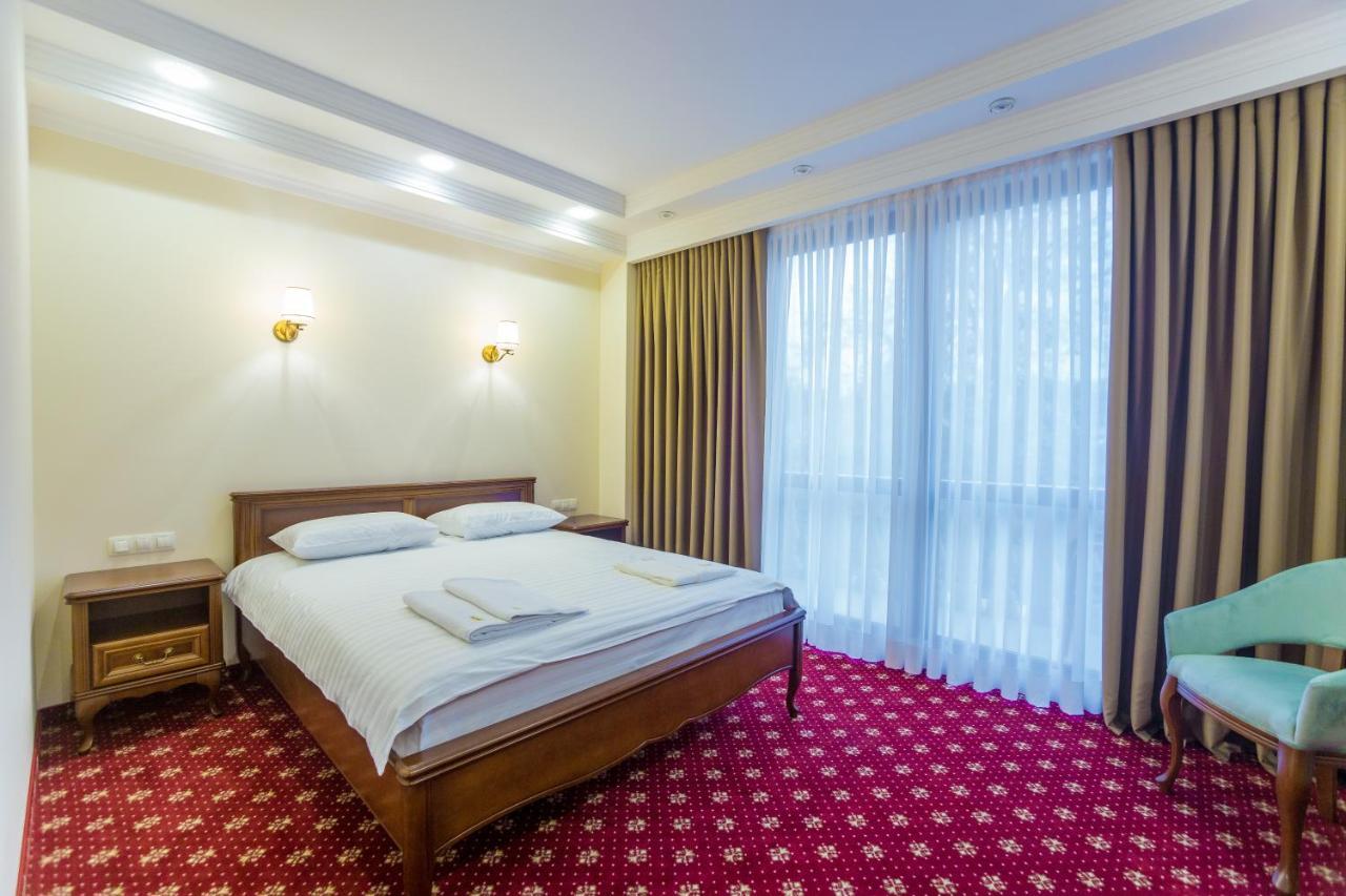 Ambassador Hotel Chişinău Esterno foto